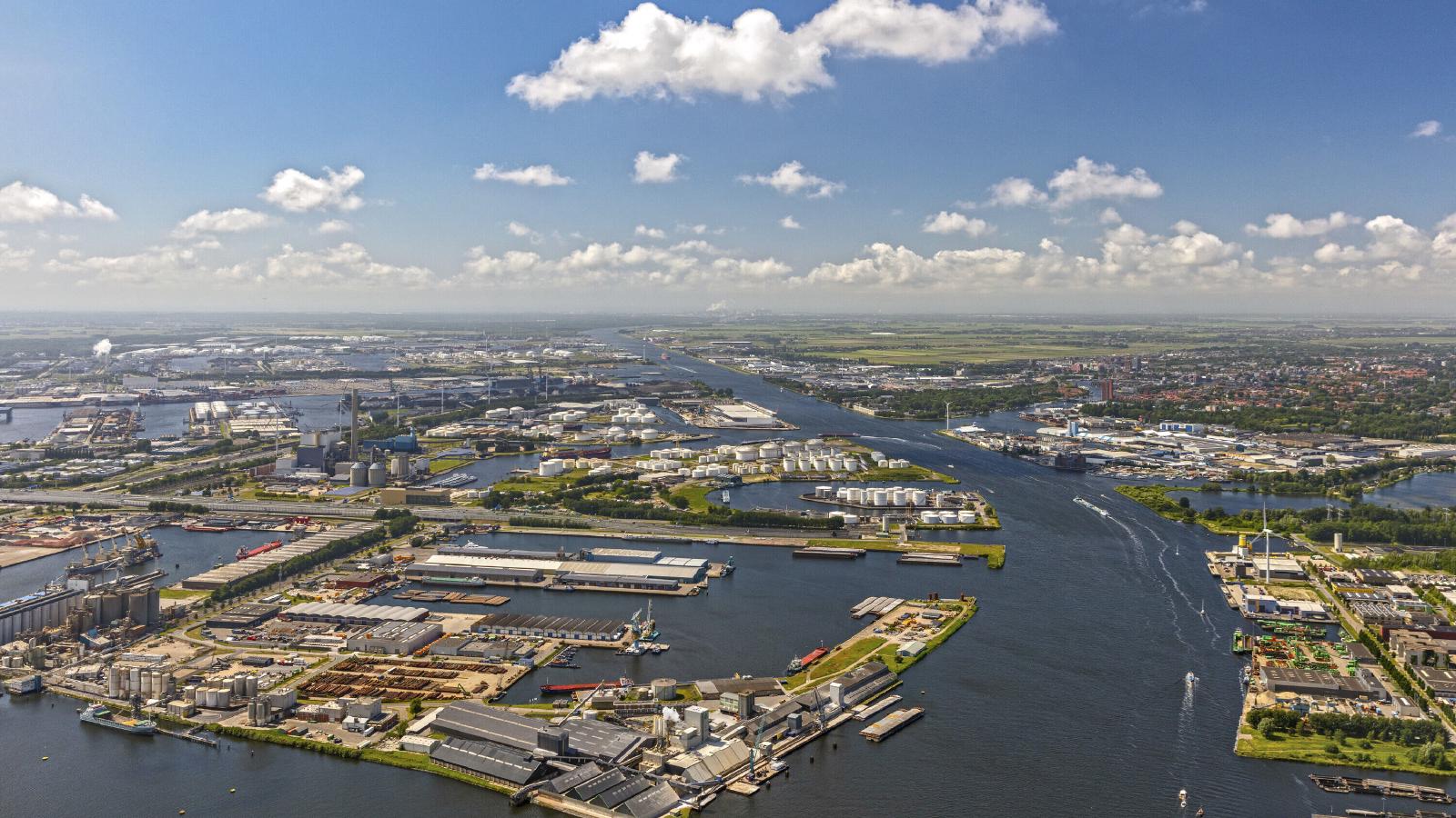 Een luchtfoto van het Noordzeekanaalgebied