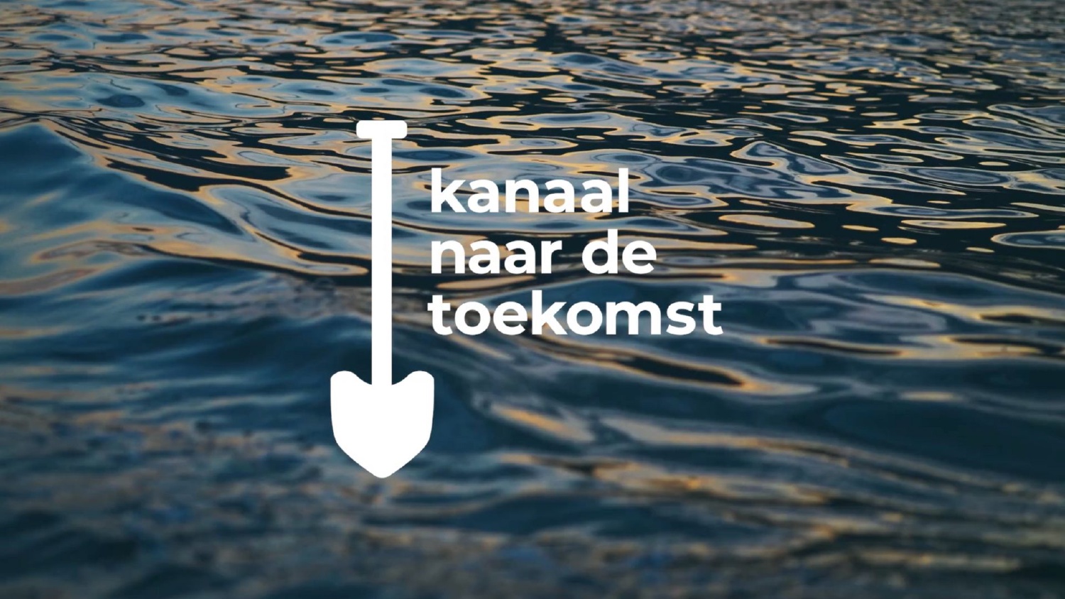 Foto van water met het Kanaal naar de Toekomst logo eroverheen.